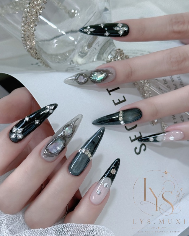 暗黑系🖤，美甲作品照片 2
