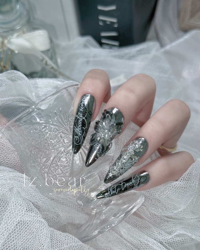 鏡面漸層暗黑克羅心🖤，美甲作品