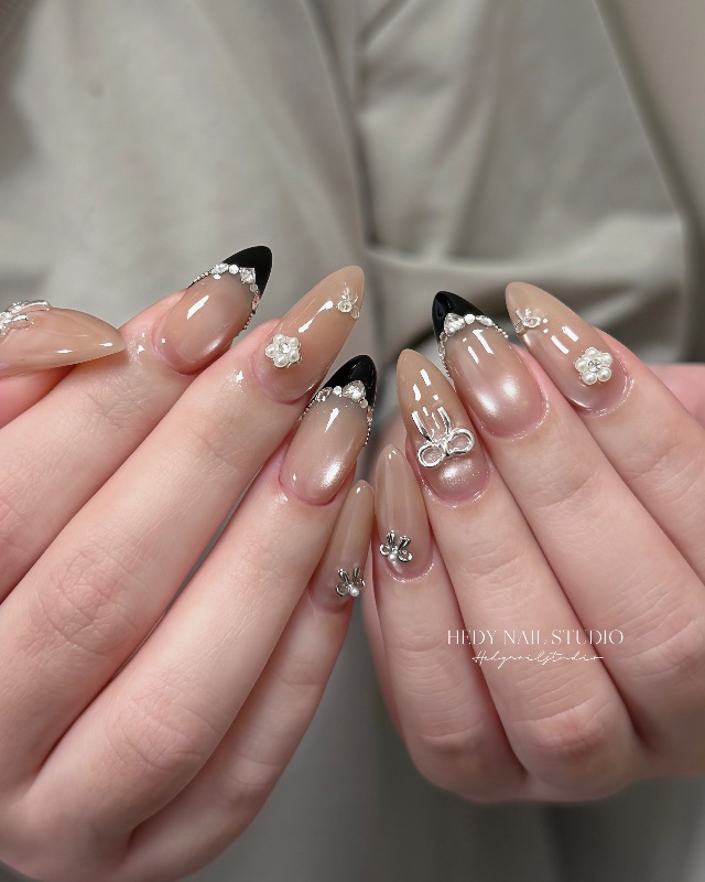 排鑽美甲✨🖤，美甲作品照片 2