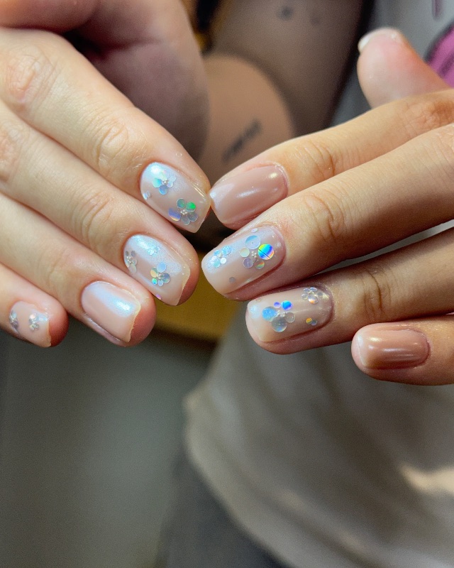素顏亮片花🌼，美甲作品照片 2