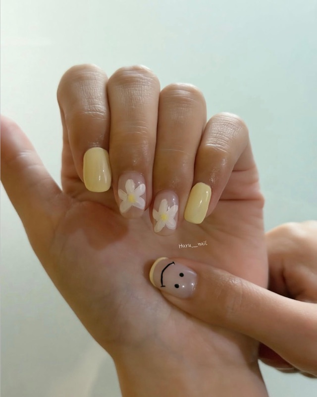 奶黃底搭上小花 x 微笑表情 敲可愛 ᯓ★,美甲作品