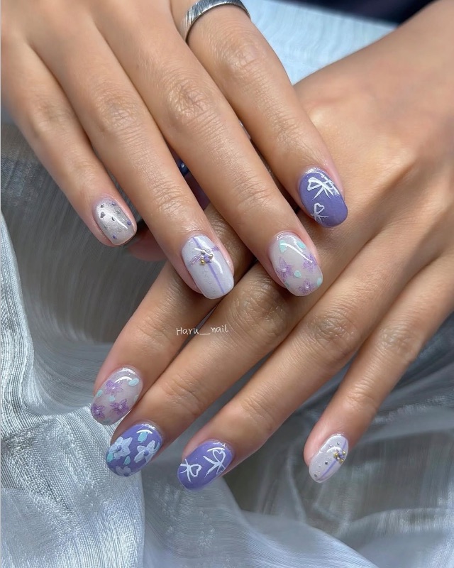 紫白小花搭愛心蝴蝶結💜 🎀 🌸 再加一點珠珠點綴 𓍼,美甲作品