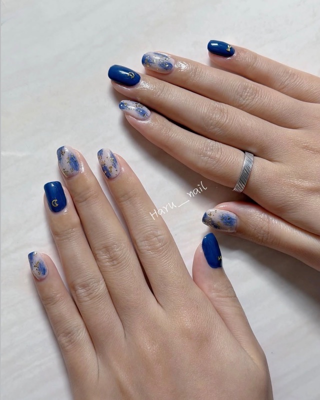 藍色色塊暈染 × 金箔點綴 💙✨,美甲作品