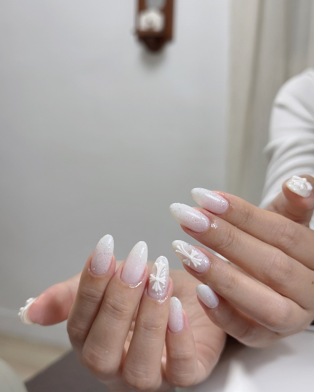 白底克羅心，美甲作品