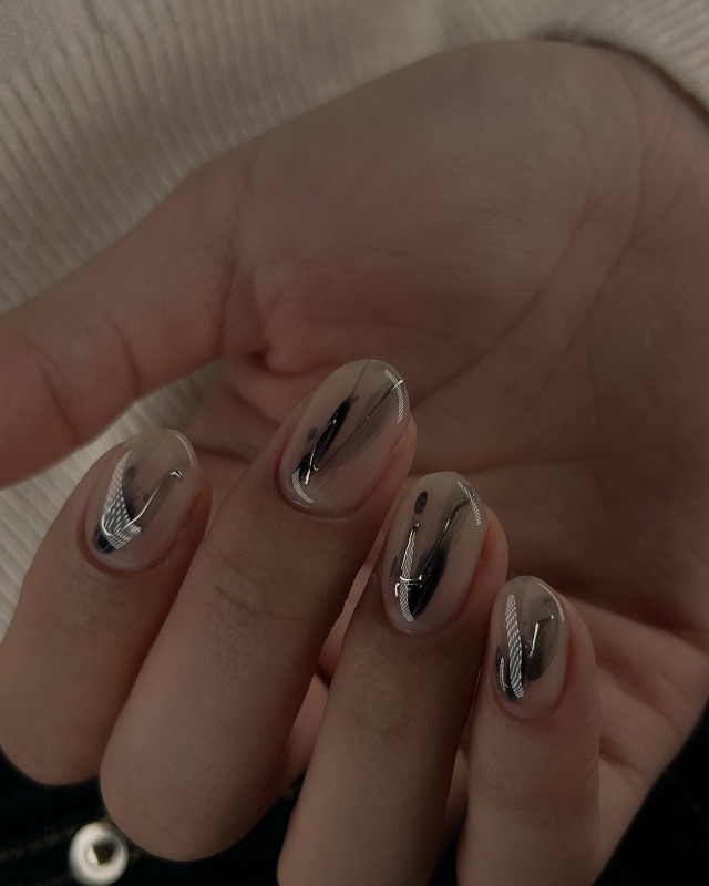 深藍、冷冽、金屬，美甲作品照片 3