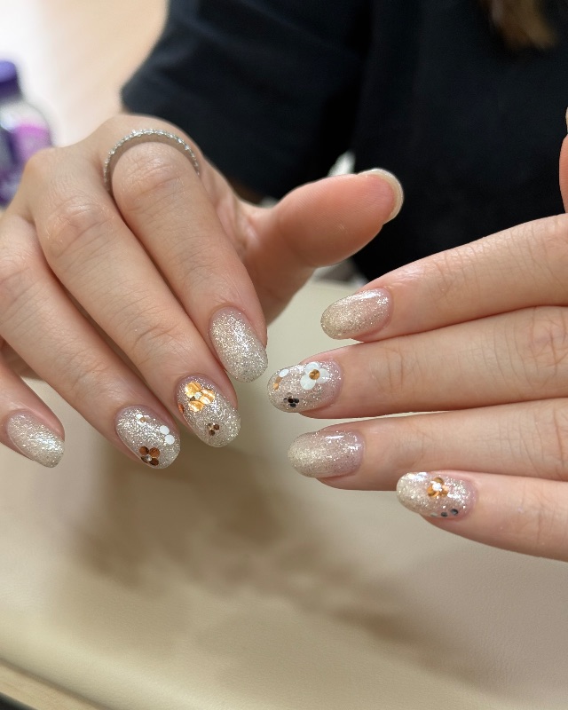 爆閃花束亮片，美甲作品照片 2