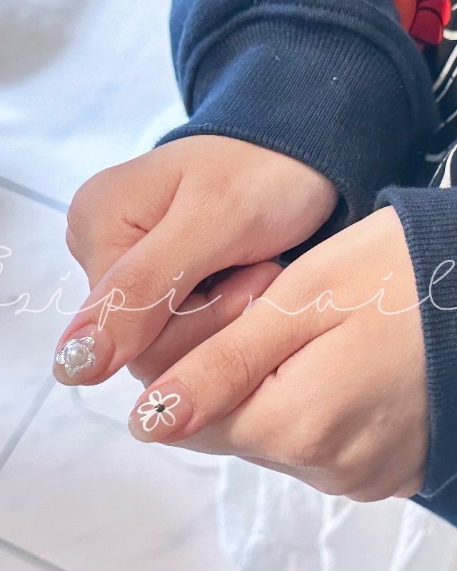 金屬感小花🌸🖤，美甲作品照片 2
